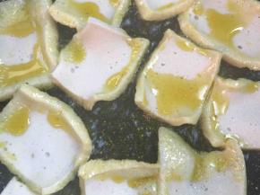 放入千叶豆腐，中火煎至两面金黄