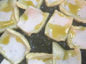 放入千叶豆腐，中火煎至两面金黄