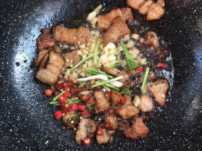 加入姜末、蒜末、小米椒、干辣椒、葱段爆香