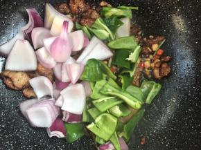 放入青椒和洋葱，炒匀