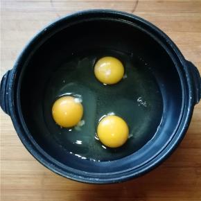 把鸡蛋打入容器内（容器不要用过薄的）。