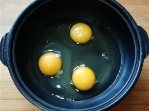 把鸡蛋打入容器内（容器不要用过薄的）。