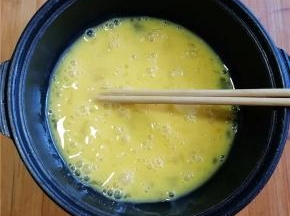 用筷子打散；