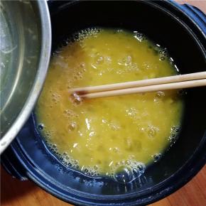 慢慢的加入温水，边加入边搅拌；