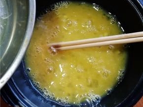 慢慢的加入温水，边加入边搅拌；