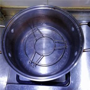 锅中水加热，放入蒸架；