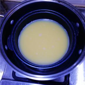 将鸡蛋液放入锅中；