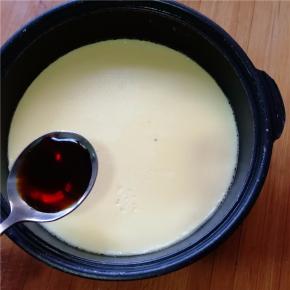 取出蛋羹后，将香油和酱油撒在表面。