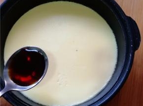 取出蛋羹后，将香油和酱油撒在表面。