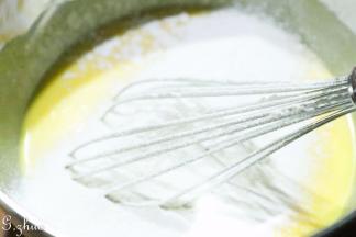 过筛进低粉。拌匀至看不到干粉的状态备用。