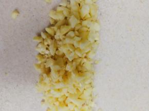 大蒜洗干净切碎