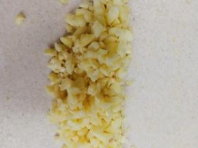 大蒜洗干净切碎