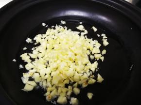 塔吉锅里放一点油，六分热时放入蒜泥爆香