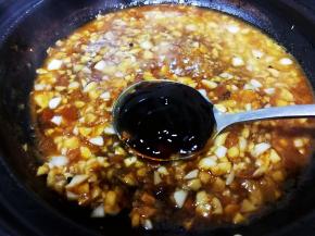 加一勺蚝油，尝一下咸淡