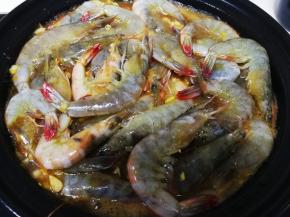 放入基围虾，稍微翻拌一下，烧开