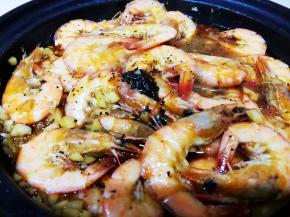 能吃辣，加一大勺辣油，搅拌均均，盖子盖起来小火继续闷两分钟左右关火