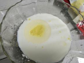 容器中加入牛奶，玉米油，糖粉。