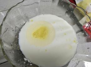 容器中加入牛奶，玉米油，糖粉。