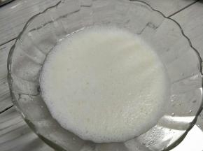 用手动打蛋器把油和奶混匀。