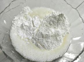 加入糯米粉，粘米粉，小麦淀粉。