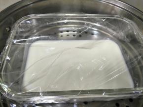 静置过程中，准备蒸锅，要放足够的水。看时间把水烧开，面糊也静置好了，覆盖耐高温保鲜膜，放入烧开的蒸锅中，蒸25分钟。