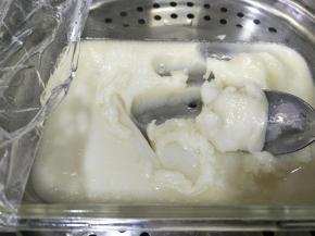 中途可以关小火，揭开锅，注意防烫。搅拌一下，使其内部受热更均匀、易熟。再覆盖保鲜膜，继续蒸。