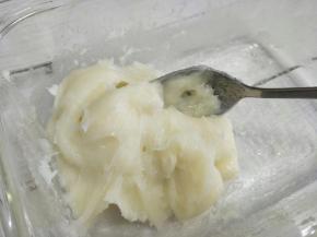 蒸好后，取出，注意防烫。用勺子摊开晾凉一会，再戴手套把出的油揉进去，放冰箱冷藏一会。