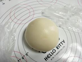 放凉以后戴好手套，开始制作月饼。