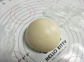 放凉以后戴好手套，开始制作月饼。