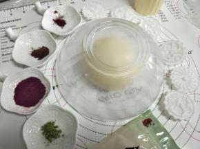 可以直接开始包了，分割25克面团，和25克的馅。包起来就可以用模具压了。
或者用色粉再做些颜色的面团。