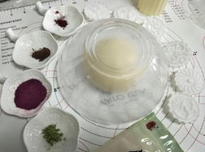 可以直接开始包了，分割25克面团，和25克的馅。包起来就可以用模具压了。
或者用色粉再做些颜色的面团。