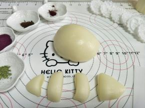 分割一部分。分别放入抹茶，紫薯粉，可可粉，红曲粉的碟子，都少量即可。