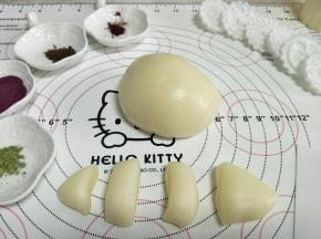 分割一部分。分别放入抹茶，紫薯粉，可可粉，红曲粉的碟子，都少量即可。