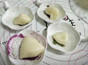 做一些带颜色的面团。