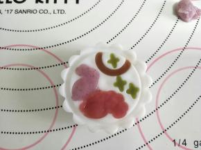 取一个如意坊的月饼模片，稍微撒一些熟粉，再放入颜色面团。压平。