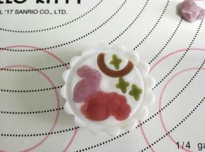 取一个如意坊的月饼模片，稍微撒一些熟粉，再放入颜色面团。压平。