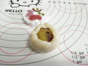 类似于蛋黄酥的包法，收口捏紧。