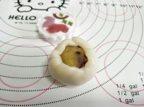 类似于蛋黄酥的包法，收口捏紧。