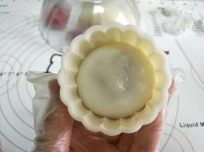 放入模具，可以用手压一压