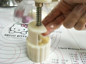 再摁住模具，压好。