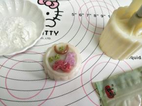 一个冰皮月饼就完成了。