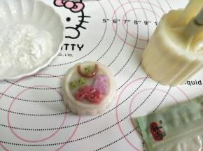 一个冰皮月饼就完成了。