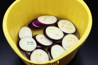 茄子切厚片，中间划开，不要切断，清水浸泡5分钟；PS：去茄子黑色。