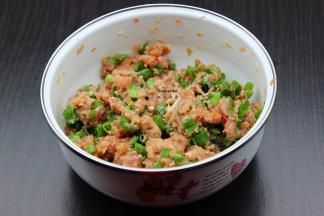 猪瘦肉剁碎，放盐、酱油、生粉、鸡粉、生姜、油拌均腌制10分钟；