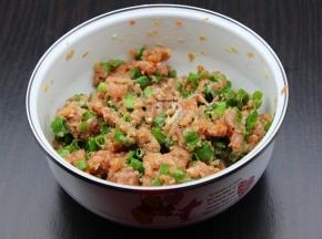 猪瘦肉剁碎，放盐、酱油、生粉、鸡粉、生姜、油拌均腌制10分钟；