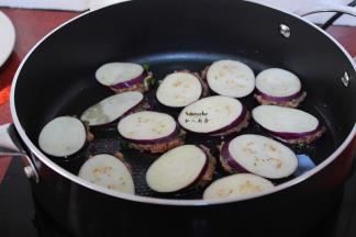 热锅，倒油，放入 酿茄盒，小火煎至黄色