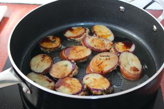 翻转另外一面继续煎，重复二次，这样煎的才均匀，最后放一点酱油，香葱即可。