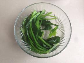 用煮开的水焯一下菠菜，捞起来立即放入冷水中