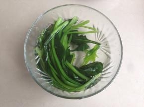 用煮开的水焯一下菠菜，捞起来立即放入冷水中