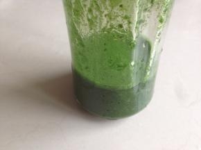 将菠菜挤干水分，放入料理杯中，加入100克水，打成菠菜汁用筛网过滤一下，这样做出来的馒头颜色更细腻，将过滤好的菠菜汁隔热水加温一下，再放入酵母，用筷子搅拌至酵母溶解